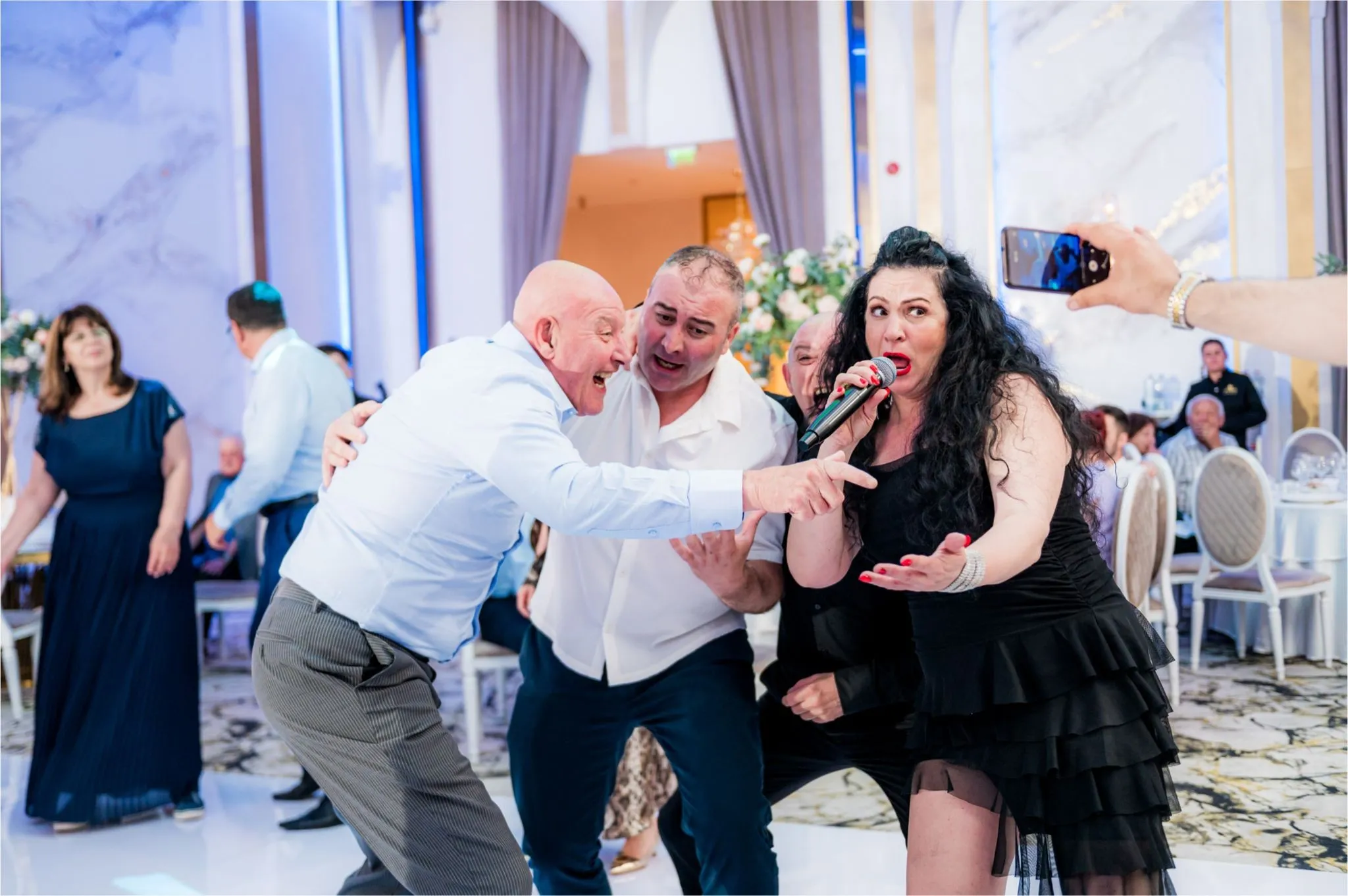 Trupă cover și muzică populară - membrii orchestrei pe scenă