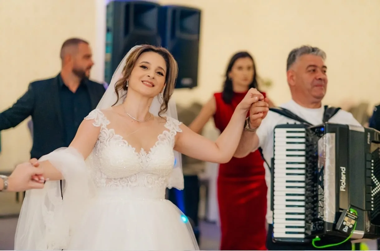 Muzică live nuntă - interpretare vocală de excepție cu Greieraș Music Orchestra