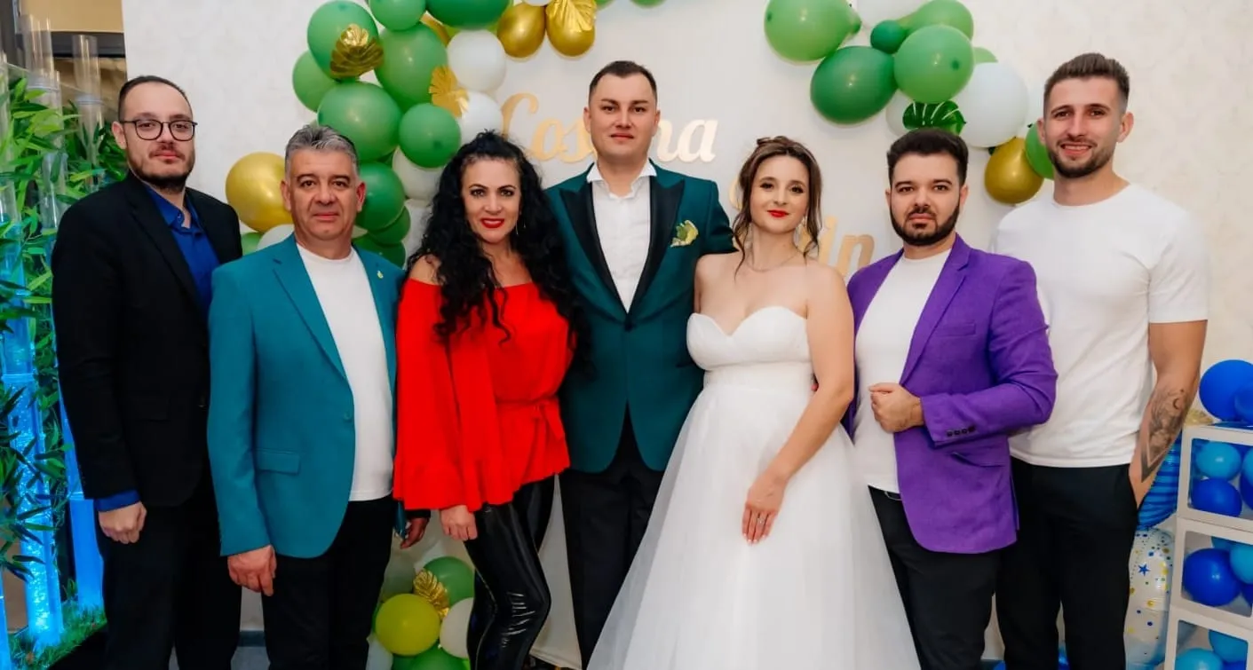 Formație botez și nuntă - invitați dansând pe hituri internaționale și muzică grecească