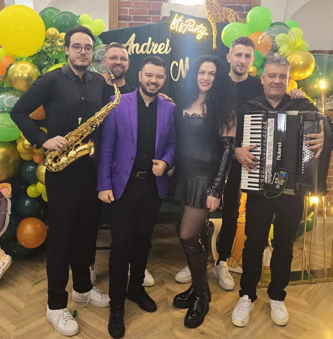 Orchestră nuntă completă pe scenă - formația Greieraș la un eveniment de lux în Prahova